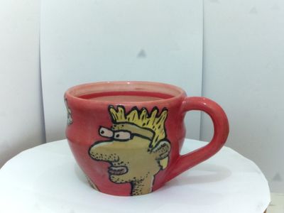 Kop med blomsterinteresseret mand