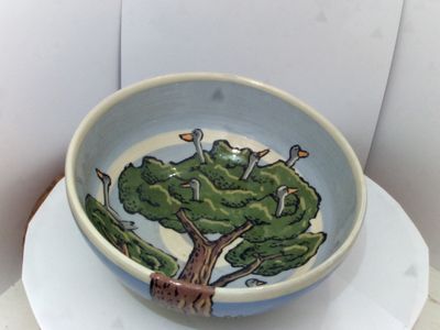 Skål med træ fuld af fugle