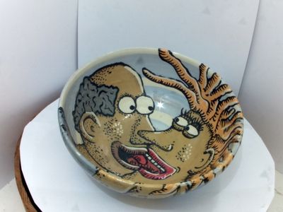 Skål med midaldrende par der kysser ungt