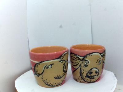 2 stk kopper med grise