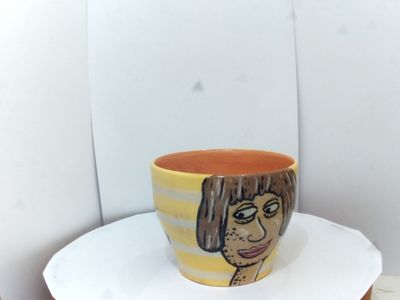 Kop med dame der kigger på kat