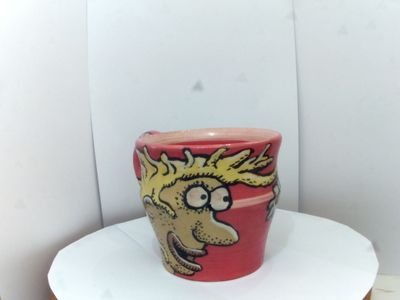 Kop med dame der kigger på blomster